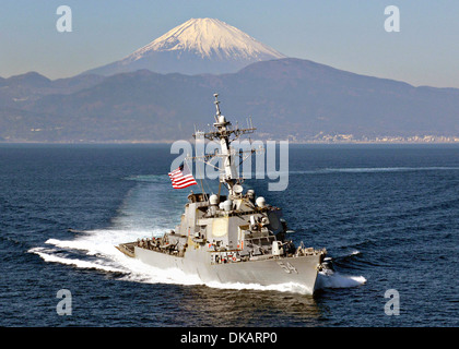 La US Navy guidato-missile destroyer USS Curtis Wilbur vele attraverso Tokyo Bay passato Mt. Fuji durante le operazioni di formazione Novembre 30, 2013 a Yokosuka, Giappone. Foto Stock