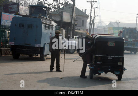 Srinagar, Indiano Kashmir amministrato del04 dicembre 2013 poliziotti indiano controlli Auto rickshaw in srinagar ,la capitale estiva di indiano Kashmir amministrato. Un elevato livello di sicurezza è stata intensificata in srinagar dopo il funzionario di polizia è stato ucciso e due suoi colleghi feriti mentre erano di pattuglia un mercato in chadoora città nel distretto di budgam 25km (16 miglia) da srinagar. (Sofi Suhail/ Alamy Live News) Foto Stock