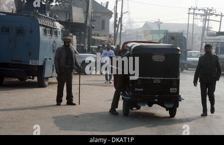 Srinagar, Indiano Kashmir amministrato del04 dicembre 2013 poliziotti indiano controlli Auto rickshaw in srinagar ,la capitale estiva di indiano Kashmir amministrato. Un elevato livello di sicurezza è stata intensificata in srinagar dopo il funzionario di polizia è stato ucciso e due suoi colleghi feriti mentre erano di pattuglia un mercato in chadoora città nel distretto di budgam 25km (16 miglia) da srinagar. (Sofi Suhail/ Alamy Live News) Foto Stock