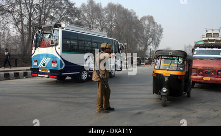 Srinagar, Indiano Kashmir amministrato del04 dicembre 2013 Indian poliziotto ferma Auto rickshaw per controllo in srinagar ,la capitale estiva di indiano Kashmir amministrato. Un elevato livello di sicurezza è stata intensificata in srinagar dopo il funzionario di polizia è stato ucciso e due suoi colleghi feriti mentre erano di pattuglia un mercato in chadoora città nel distretto di budgam 25km (16 miglia) da srinagar. (Sofi Suhail/ Alamy Live News) Foto Stock