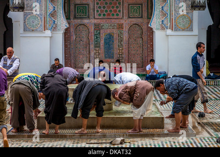 Gli uomini stessi di lavaggio prima della preghiera, Kairaouine (Al-Karaouine) , Moschea di Fez, Marocco Foto Stock