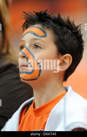 Sett. 24, 2011 - Syracuse, New York, Stati Uniti - un ventilatore di Siracusa viene impostato per pronto per la Orange home gioco contro la Toledo razzi al Carrier Dome in Syracuse, New York. Toledo e Siracusa è andato in spogliatoio legata a 13. (Credito Immagine: © Michael Johnson/Southcreek globale/ZUMAPRESS.com) Foto Stock