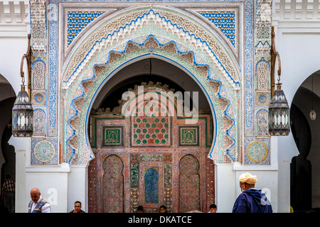 Gli uomini stessi di lavaggio prima della preghiera, Kairaouine (Al-Karaouine) , Moschea di Fez, Marocco Foto Stock