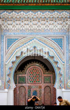 Gli uomini stessi di lavaggio prima della preghiera, Kairaouine (Al-Karaouine) , Moschea di Fez, Marocco Foto Stock