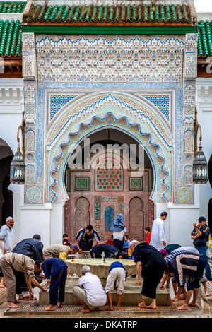 Gli uomini stessi di lavaggio prima della preghiera, Kairaouine (Al-Karaouine) , Moschea di Fez, Marocco Foto Stock