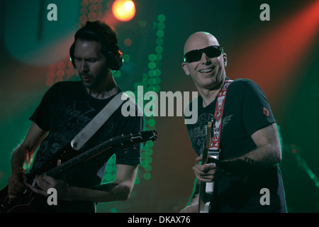 Paul Gilbert e Joe Satriani ampli Marshall: 50 anni di forte Live concerto alla Wembley Arena di Londra Inghilterra - 22.09.12 Foto Stock