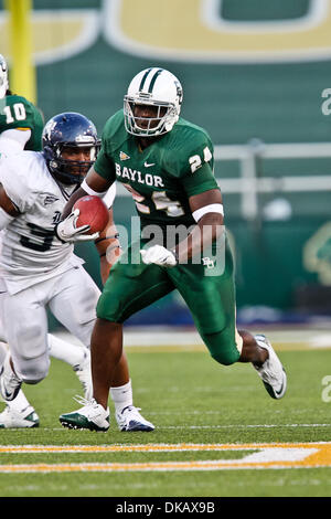 Sett. 24, 2011 - Waco, Texas, Stati Uniti d'America - Baylor Bears running back Terrance Ganaway (24) in azione durante il gioco tra il riso gufi e il Baylor porta al Floyd Casey Stadium di Waco, Texas. Baylor sconfigge il riso da 56 a 31. (Credito Immagine: © Dan Wozniak/Southcreek globale/ZUMAPRESS.com) Foto Stock