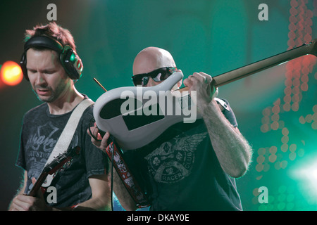 Paul Gilbert e Joe Satriani ampli Marshall: 50 anni di forte Live concerto alla Wembley Arena di Londra Inghilterra - 22.09.12 Foto Stock