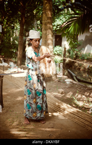 Rendendo la corda da fibre di cocco. Munroe Island. Ashtamudi lake, Quilon, India Foto Stock