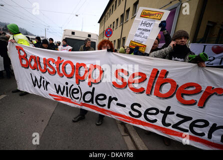 Stuttgart, Germania. 04 Dic, 2013. Gli avversari di Stuttgart 21 tenere un banner vicino al cantiere di una galleria per il controverso progetto ferroviario Stuttgart 21 a Stoccarda, Germania, 04 dicembre 2013. È il primo scavo su il primo tunnel di Stuttgart 21. Foto: MARIJAN MURAT/dpa/Alamy Live News Foto Stock