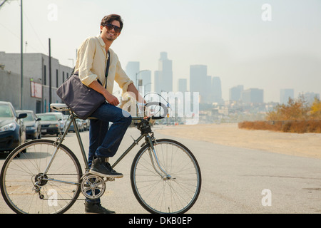 Giovane uomo sul ciclo, Los Angeles, California, Stati Uniti d'America Foto Stock