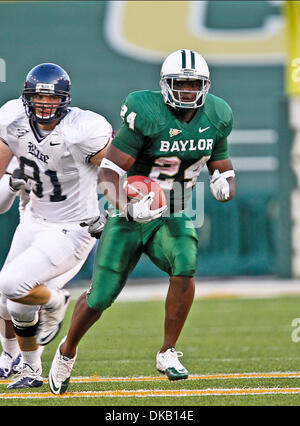 Sett. 24, 2011 - Waco, Texas, Stati Uniti d'America - Baylor Bears running back Terrance Ganaway (24) in azione durante il gioco tra il riso gufi e il Baylor porta al Floyd Casey Stadium di Waco, Texas. Baylor sconfigge il riso da 56 a 31. (Credito Immagine: © Dan Wozniak/Southcreek globale/ZUMAPRESS.com) Foto Stock