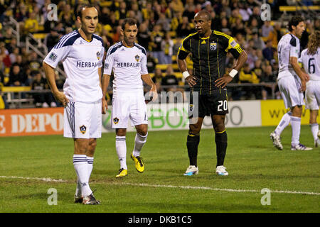 Sett. 24, 2011 - Columbus, Ohio, Stati Uniti - Los Angeles Galaxy in avanti Landon Donovan (10), Los Angeles Galaxy centrocampista Juninho (19) e Columbus Crew avanti Emilio Renteria (20) attendere per un calcio d'angolo nella seconda metà del gioco tra Los Angeles Galaxy e Columbus Crew at Crew Stadium, Columbus, Ohio. Los Angeles ha sconfitto Columbus 1-0 con un obiettivo di tempo extra. (Immagine di credito Foto Stock