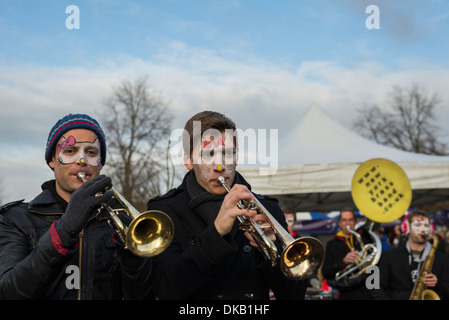 New York Brass Band un contemporaneo New Orleans-stile funky brass band a suonare in fiera di Natale nel Derbyshire Inghilterra Foto Stock