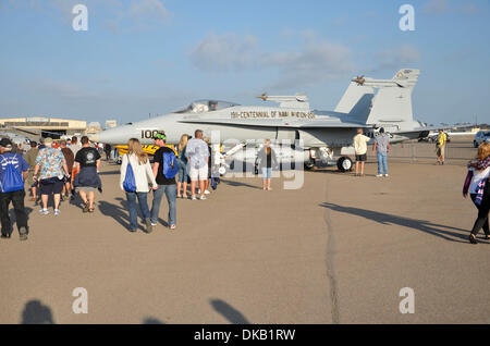 Sett. 25, 2011 - San Diego, California, Stati Uniti - Gli spettatori il check out della Air Force a Coronado Velocità Festival. La velocità Festival è una combinazione di esposizione vintage gare di auto e un auto show tenutosi presso la Naval Air Station North Island in San Diego. (Credito Immagine: © Scott A. Tugel/ZUMAPRESS.com) Foto Stock