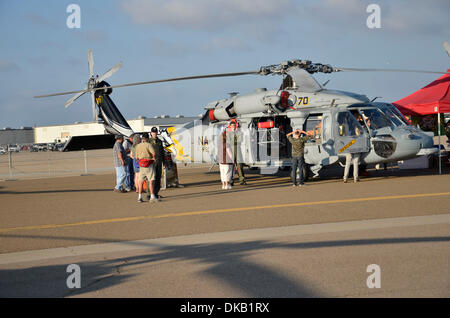 Sett. 25, 2011 - San Diego, California, Stati Uniti - Gli spettatori il check out della Air Force a Coronado Velocità Festival. La velocità Festival è una combinazione di esposizione vintage gare di auto e un auto show tenutosi presso la Naval Air Station North Island in San Diego. (Credito Immagine: © Scott A. Tugel/ZUMAPRESS.com) Foto Stock