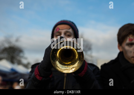 New York Brass Band un contemporaneo New Orleans-stile funky brass band a suonare in fiera di Natale nel Derbyshire Inghilterra Foto Stock