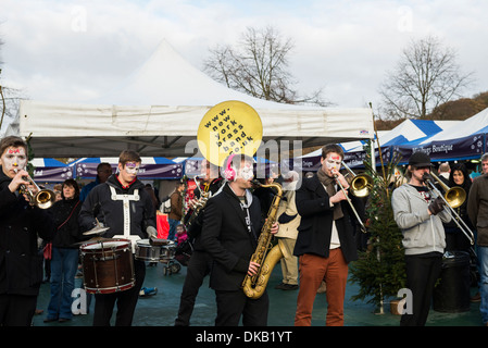 New York Brass Band un contemporaneo New Orleans-stile funky brass band a suonare in fiera di Natale nel Derbyshire Inghilterra Foto Stock