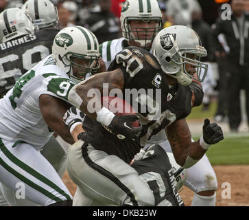 Sett. 25, 2011 - Oakland, CA, Stati Uniti d'America - Oakland Raiders vs New York getti a O.co Coliseum Domenica, Settembre 25, 2011. Oakland Raiders running back Darren McFadden (20) rendere un altro grande corsa..Raiders beat getti 34-24 (credito Immagine: © Al Golub/ZUMAPRESS.com) Foto Stock