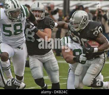 Sett. 25, 2011 - Oakland, CA, Stati Uniti d'America - Oakland Raiders vs New York getti a O.co Coliseum Domenica, Settembre 25, 2011. Oakland Raiders running back Darren McFadden (20) rende yardage mentre stretto fine Brandon Myers (83) blocchi New York getti fuori linebacker Bryan Thomas (58).Raiders beat getti 34-24 (credito Immagine: © Al Golub/ZUMAPRESS.com) Foto Stock