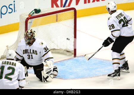 Sett. 25, 2011 - Denver, Colorado, Stati Uniti - Dallas Stars goalie Richard Bachman (31) consente un obiettivo da nel periodo seocnd contro il Colorado Avalanche. Il Colorado Avalanche ha ospitato il Dallas Stars presso il Pepsi Center di Denver, CO. (Credito Immagine: © Isaia Downing/Southcreek globale/ZUMApress.com) Foto Stock