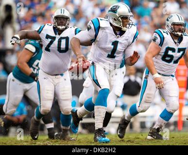 Sett. 25, 2011 - Charlotte, North Carolina, Stati Uniti - Carolina Panthers quarterback Cam Newton (1) durante la scomposizione Panthers vs. giaguari gioco di calcio. Carolina Panthers sconfitta Jacksonville Jaguars 16-10. (Credito Immagine: © Tony Brown/Southcreek globale/ZUMAPRESS.com) Foto Stock