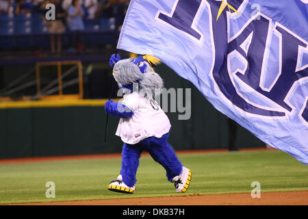 Sett. 26, 2011 - San Pietroburgo, Florida, Stati Uniti - Tampa Bay Rays mascotte Raymond corre attraverso il campo dopo una partita di baseball tra il Tampa Bay Rays e i New York Yankees a Tropicana campo. Raggi win 5 - 2 (credito Immagine: © Luca Johnson/Southcreek globale/ZUMApress.com) Foto Stock