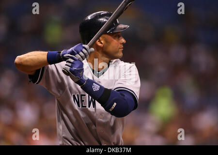 Sett. 26, 2011 - San Pietroburgo, Florida, Stati Uniti - New York Yankees shorstop Derek Jeter (2) a bat durante una partita di baseball tra il Tampa Bay Rays e i New York Yankees a Tropicana campo. Raggi win 5 - 2 (credito Immagine: © Luca Johnson/Southcreek globale/ZUMApress.com) Foto Stock