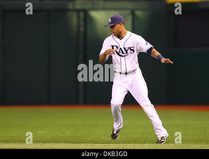 Sett. 27, 2011 - San Pietroburgo, Florida, Stati Uniti - Tampa Bay Rays sinistra fielder Desmond Jennings (8) si riscalda prima di una partita di baseball tra il Tampa Bay Rays e i New York Yankees a Tropicana campo. (Credito Immagine: © Luca Johnson/Southcreek globale/ZUMApress.com) Foto Stock