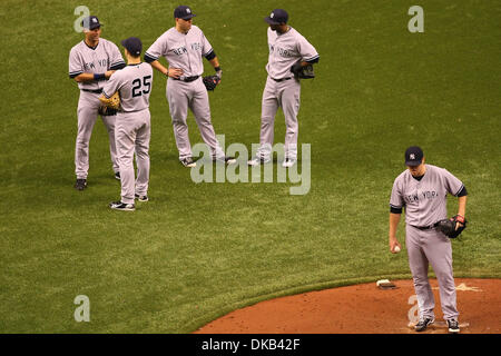 Sett. 28, 2011 - San Pietroburgo, Florida, Stati Uniti - New York Yankees primo baseman Mark Teixeira (25), New York Yankees shorstop Derek Jeter (2), New York Yankees interbase Eduardo Nunez (26) e New York Yankees primo baseman Mark Teixeira (25) chat come New York Yankees a partire lanciatore Phil Hughes (65) si riscalda durante un Major League Baseball gioco tra il Tampa Bay Rays e il nuovo Foto Stock