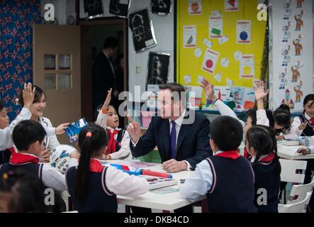 Chengdu, cinese della provincia di Sichuan. 4° dic, 2013. Primo Ministro britannico David Cameron (C) comunica con i bambini di strada Longjiang scuola primaria a Chengdu, capitale del sud-ovest della Cina di provincia di Sichuan, Dicembre 4, 2013. Credito: Xue Yubin/Xinhua/Alamy Live News Foto Stock