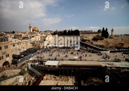 Gerusalemme, Gerusalemme, Territorio palestinese . 4° dic, 2013. Adoratori ebrei sostare nelle vicinanze di un Menorah durante le vacanze di Hanukkah, presso il Muro Occidentale, ebraismo il santissimo preghiera sito, in Gerusalemme la città vecchia di dicembre 4, 2013 Credit: Saeed Qaq APA/images/ZUMAPRESS.com/Alamy Live News Foto Stock