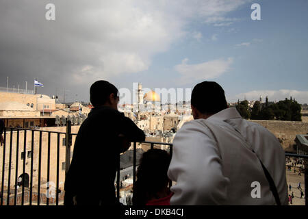 Gerusalemme, Gerusalemme, Territorio palestinese . 4° dic, 2013. Ebraico Ultra-Orthodox guardare la cupola della moschea di roccia sono visti Dicembre 4, 2013. Hanukkah, noto anche come il Festival delle Luci, è una delle più importanti festività ebraiche e celebrato dagli ebrei in tutto il mondo durante otto giorni per commemorare la riconsacrazione del santo tempio di Gerusalemme al tempo della rivolta dei Maccabei del II secolo A.C. Credito: Saeed Qaq APA/images/ZUMAPRESS.com/Alamy Live News Foto Stock