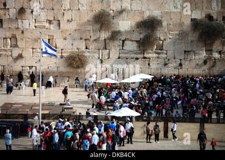 Gerusalemme, Gerusalemme, Territorio palestinese . 4° dic, 2013. Adoratori ebrei sostare nelle vicinanze di un Menorah durante le vacanze di Hanukkah, presso il Muro Occidentale, ebraismo il santissimo preghiera sito, in Gerusalemme la città vecchia di dicembre 4, 2013 Credit: Saeed Qaq APA/images/ZUMAPRESS.com/Alamy Live News Foto Stock