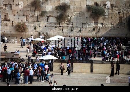 Gerusalemme, Gerusalemme, Territorio palestinese . 4° dic, 2013. Adoratori ebrei sostare nelle vicinanze di un Menorah durante le vacanze di Hanukkah, presso il Muro Occidentale, ebraismo il santissimo preghiera sito, in Gerusalemme la città vecchia di dicembre 4, 2013 Credit: Saeed Qaq APA/images/ZUMAPRESS.com/Alamy Live News Foto Stock