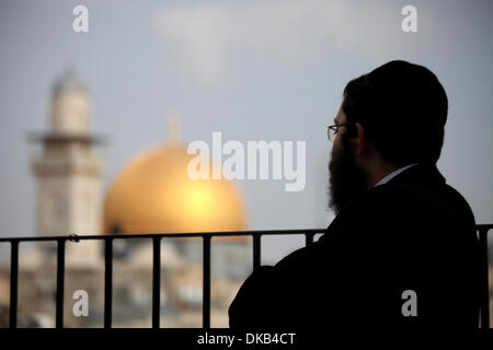 Gerusalemme, Gerusalemme, Territorio palestinese . 4° dic, 2013. Un Ebreo Ultra-Orthodox si affaccia sulla Cupola della Roccia moschea è visto Dicembre 4, 2013. Hanukkah, noto anche come il Festival delle Luci, è una delle più importanti festività ebraiche e celebrato dagli ebrei in tutto il mondo durante otto giorni per commemorare la riconsacrazione del santo tempio di Gerusalemme al tempo della rivolta dei Maccabei del II secolo A.C. Credito: Saeed Qaq APA/images/ZUMAPRESS.com/Alamy Live News Foto Stock