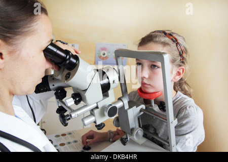 All'ottico optometrista esaminando la ragazza occhi Foto Stock