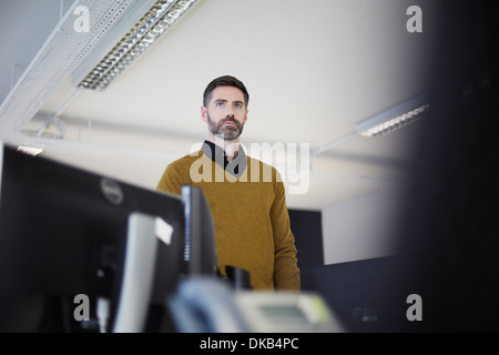 Imprenditore casual in ufficio Foto Stock