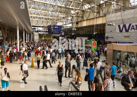Trafficata London Waterloo Station Concourse, REGNO UNITO Foto Stock