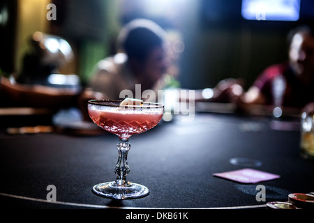 Metà uomini adulti giocando a poker e bere cocktail Foto Stock