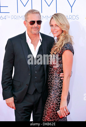 Kevin Costner Christine Baumgartner 64th annuale di Primetime Emmy Awards tenutosi a Nokia Theater L.A Live - Gli arrivi di Los Angeles Foto Stock