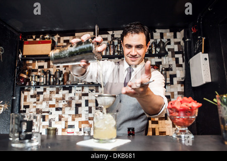 Barman cocktail di miscelazione Foto Stock