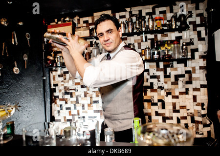 Barman cocktail di miscelazione Foto Stock