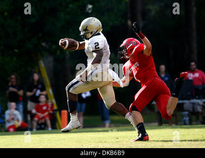 Sett. 30, 2011 - Tampa, FL, Stati Uniti d'America - TP 344409 JONE Football 05 (OCTAVIO JONES | Orari 09/30/2011, Tampa) Farragut's RB Todd Macon(cq) (2) corre la sfera per un toucdown nel terzo trimestre battendo il paranco da Carrollwood defender Dillon Floyd (CQ) (1) (4) al giorno di Carrollwood scuola su Venerdì, Settembre 30, 2011. L'ammiraglio Farragut beat Carrollwood giorno 49 a 41. ..... [OCTAVIO JONES, Foto Stock