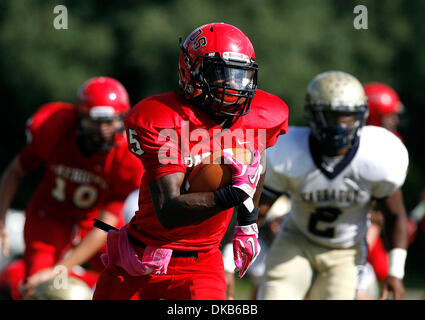 Sett. 30, 2011 - Tampa, FL, Stati Uniti d'America - TP 344409 JONE Football 04 (OCTAVIO JONES | Orari 09/30/2011, Tampa) di Carrollwood RB Robert Davis(cq) (5) corre la sfera per un touchdown contro la Farragut difesa Carrollwood a scuola il giorno di Venerdì, 30 settembre 2011. L'ammiraglio Farragut beat Carrollwood giorno 49 a 41. ..[OCTAVIO JONES, volte] (credito Immagine: © San Pietroburgo volte/ZUMAPRESS.com) Foto Stock