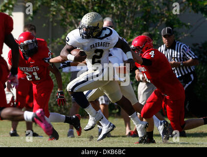 Sett. 30, 2011 - Tampa, FL, Stati Uniti d'America - TP 344409 JONE Football 05 (OCTAVIO JONES | Orari 09/30/2011, Tampa) Farragut's RB Todd Macon(cq) (2) corre la palla per cantieri evitando di affrontare da Carrollwood defender Patrick Ward (CQ) (4) al giorno di Carrollwood scuola su Venerdì, Settembre 30, 2011. L'ammiraglio Farragut beat Carrollwood giorno 49 a 41. ..... [OCTAVIO JONES, volte] (credito Immagine: © SAN Foto Stock