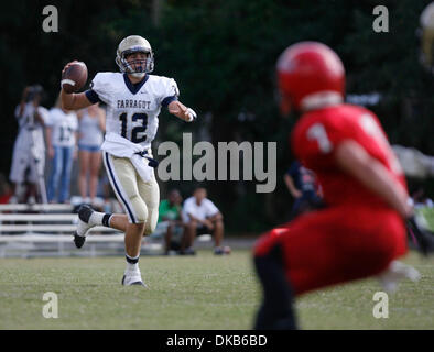 Sett. 30, 2011 - Tampa, FL, Stati Uniti d'America - TP 344409 JONE Football 02 (OCTAVIO JONES | Orari 09/30/2011, Tampa) Ammiraglio Farragut QB Kyle Craichy (CQ) (12) tenta di gettare un pass contro la difesa Carrollwood nel primo trimestre a Carrollwood scuola il giorno di Venerdì, 30 settembre 2011. L'ammiraglio Farragut beat Carrollwood giorno 49 a 41. ..... [OCTAVIO JONES, volte] (credito Immagine: © San Petersbu Foto Stock