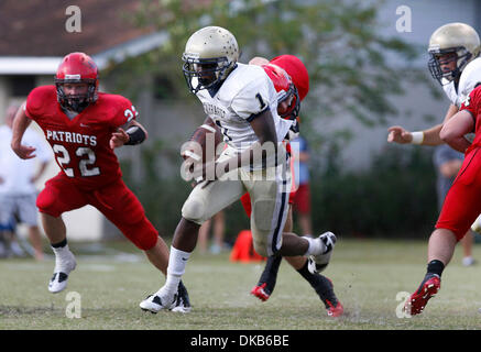 Sett. 30, 2011 - Tampa, FL, Stati Uniti d'America - TP 344409 JONE Football 07 (OCTAVIO JONES | Orari 09/30/2011, Tampa) Farragut's RB Napoleone Maxwell (CQ) (1) corre la sfera di scomporre il Carrollwood secondario durng difesa del terzo trimestre il Venerdì, 30 settembre 2011. L'ammiraglio Farragut beat Carrollwood giorno 49 a 41. ..... [OCTAVIO JONES, volte] (credito Immagine: © San Pietroburgo volte/ZUMAPRESS.co Foto Stock