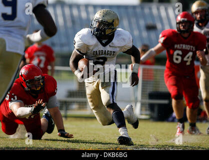 Sett. 30, 2011 - Tampa, FL, Stati Uniti d'America - TP 344409 JONE Football 05 (OCTAVIO JONES | Orari 09/30/2011, Tampa) Farragut's RB Todd Macon(cq) (2) corre la palla nel secondo trimestre evitando affronta da Carrollwood difensori su Venerdì, Settembre 30, 2011. L'ammiraglio Farragut beat Carrollwood giorno 49 a 41. ..... [OCTAVIO JONES, volte] (credito Immagine: © San Pietroburgo volte/ZUMAPRESS.com) Foto Stock