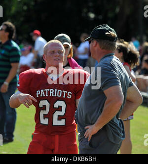 Sett. 30, 2011 - Tampa, FL, Stati Uniti d'America - TP 344409 JONE football (OCTAVIO JONES | Orari 09/30/2011, Tampa) Carrollwood QB Deuce Gruden(22) parla con il padre ex Tampa Bay Buccaneers Head Coach John Gruden(cq) sull'emarginare durante la partita contro l'Ammiraglio Farragut il Venerdì, 30 settembre 2011. L'ammiraglio Farragut beat Carrollwood giorno 49 a 41. ..... [OCTAVIO JONES, volte] (credito mi Foto Stock